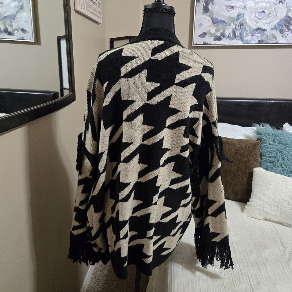 Stylish Black and Cream Women's Sweater With Fringe NWT By Ee: Some - Picture 3 of 7